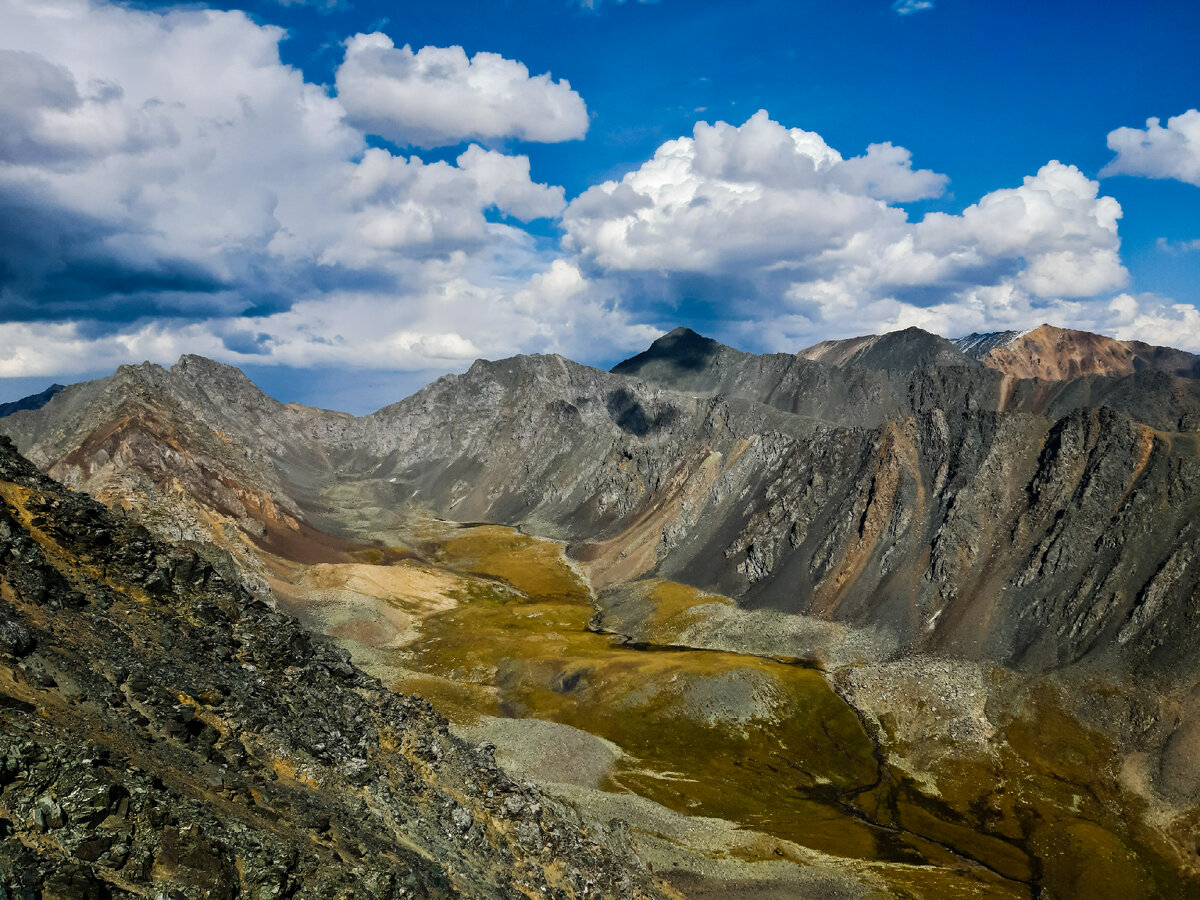 Фото сделано мной с ретранслятора близ с. Акташ в Республике Алтай. На фото Курайский хребет