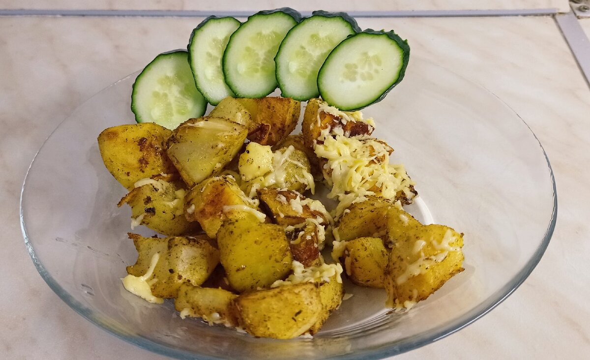 Запеченный картофель с сыром и свежим огурчиком