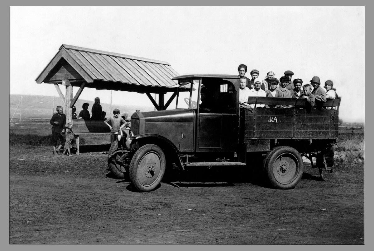 АМО-Ф-15 в Кузнецстрое на автобусной остановке. Начало 1930-х гг. (Из архива Новокузнецкого краеведческого музея)