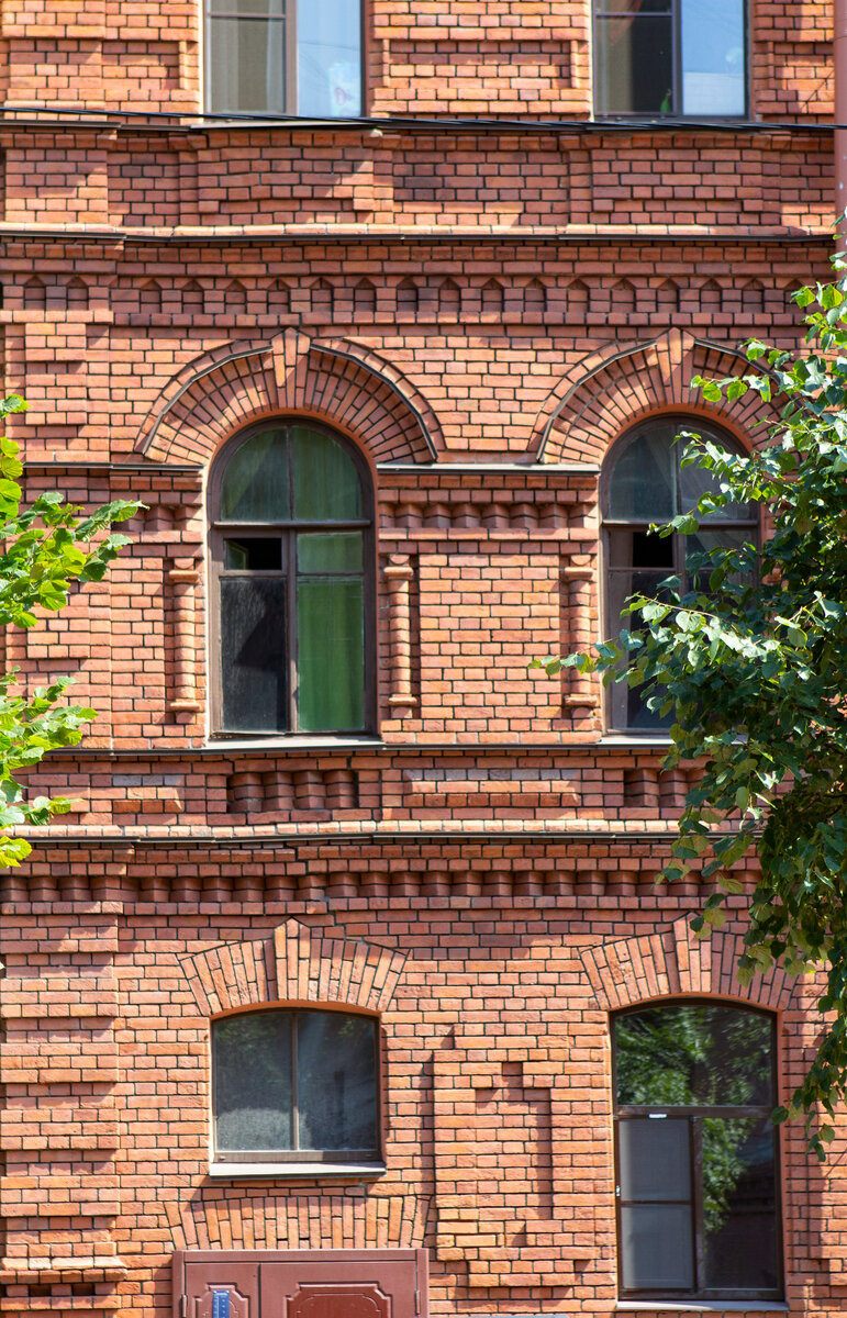 Кирпичный дом на Васильевском острове. Здесь видно три нити поребриков - между этажами, под окнами и между ними