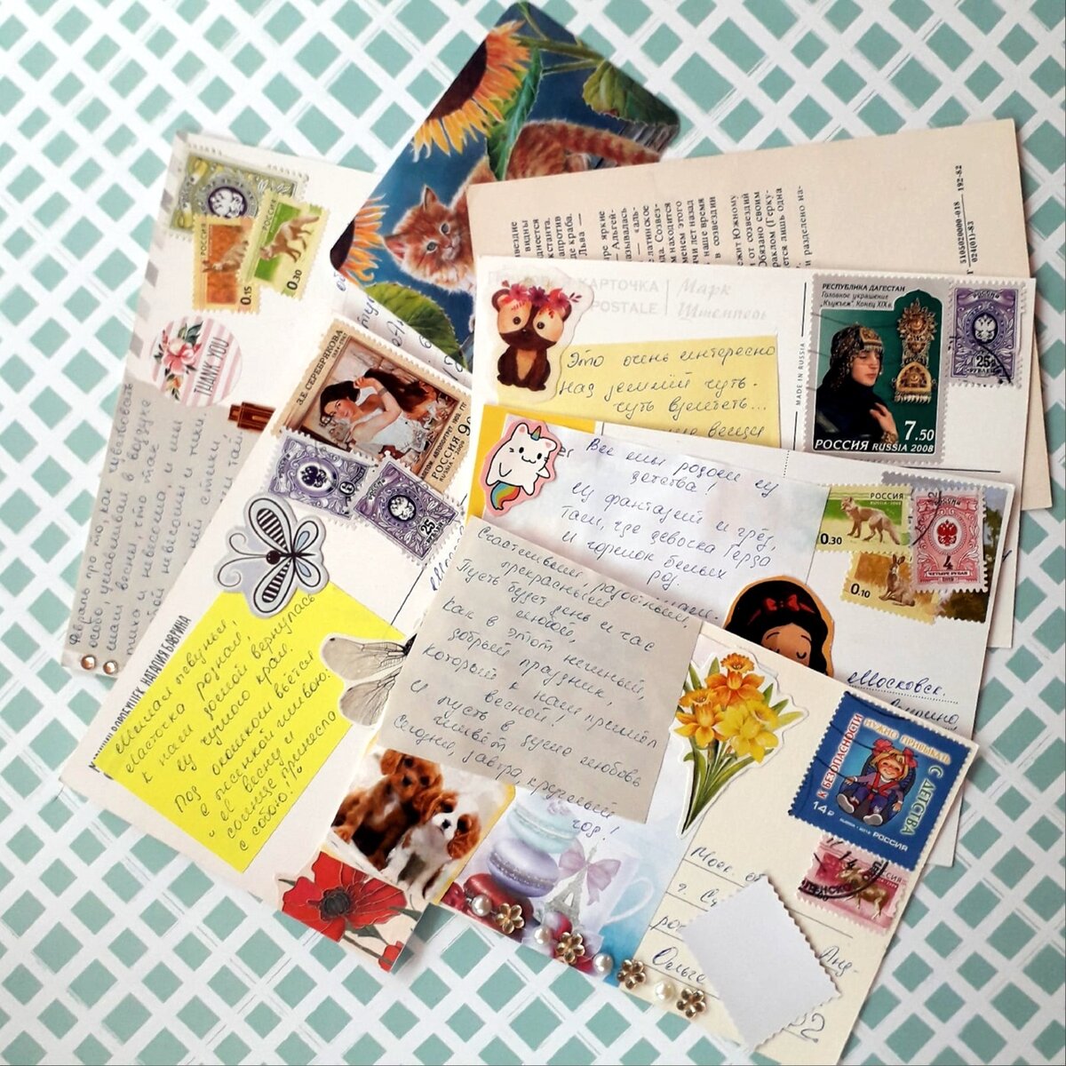 Открытки отправленные в конверте. Так делают, когда обмениваются больше, чем одной открыткой за раз.