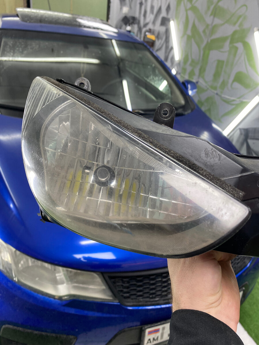 на этой стороне видим небольшие затертости, пескоструй, и мутность