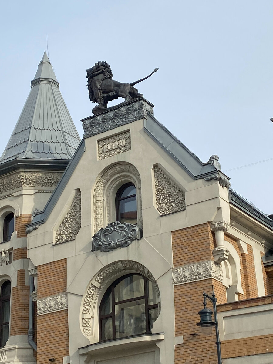 "Дом Маргариты" на Остоженке. Льва в советские годы украли - теперь он вернулся...