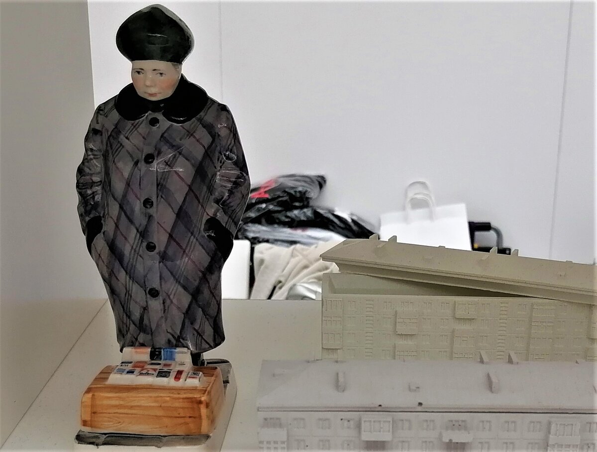 Автор канала предлагает аудитории свой контент ( шутка) - Фарфоровая статуэтка с выставки современного искусства