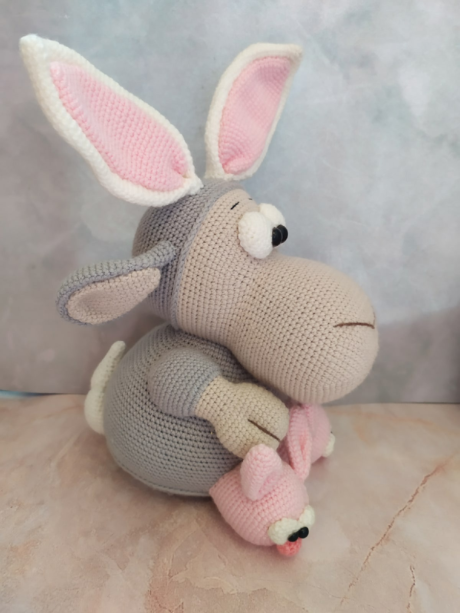 Овечка в костюме зайца.