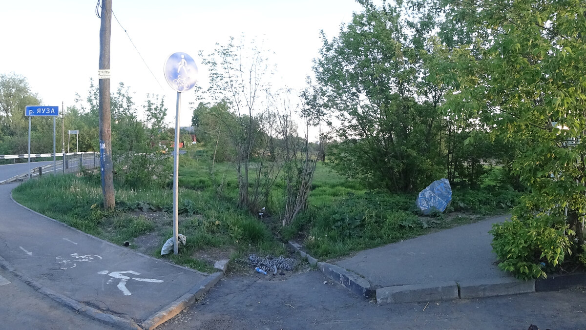 улица Центральная село Тайнинское городской округ Мытищи (дорожка до работ ВелоМытищ) - высокий бордюрный камень, долгие года создавал неудобства людям...