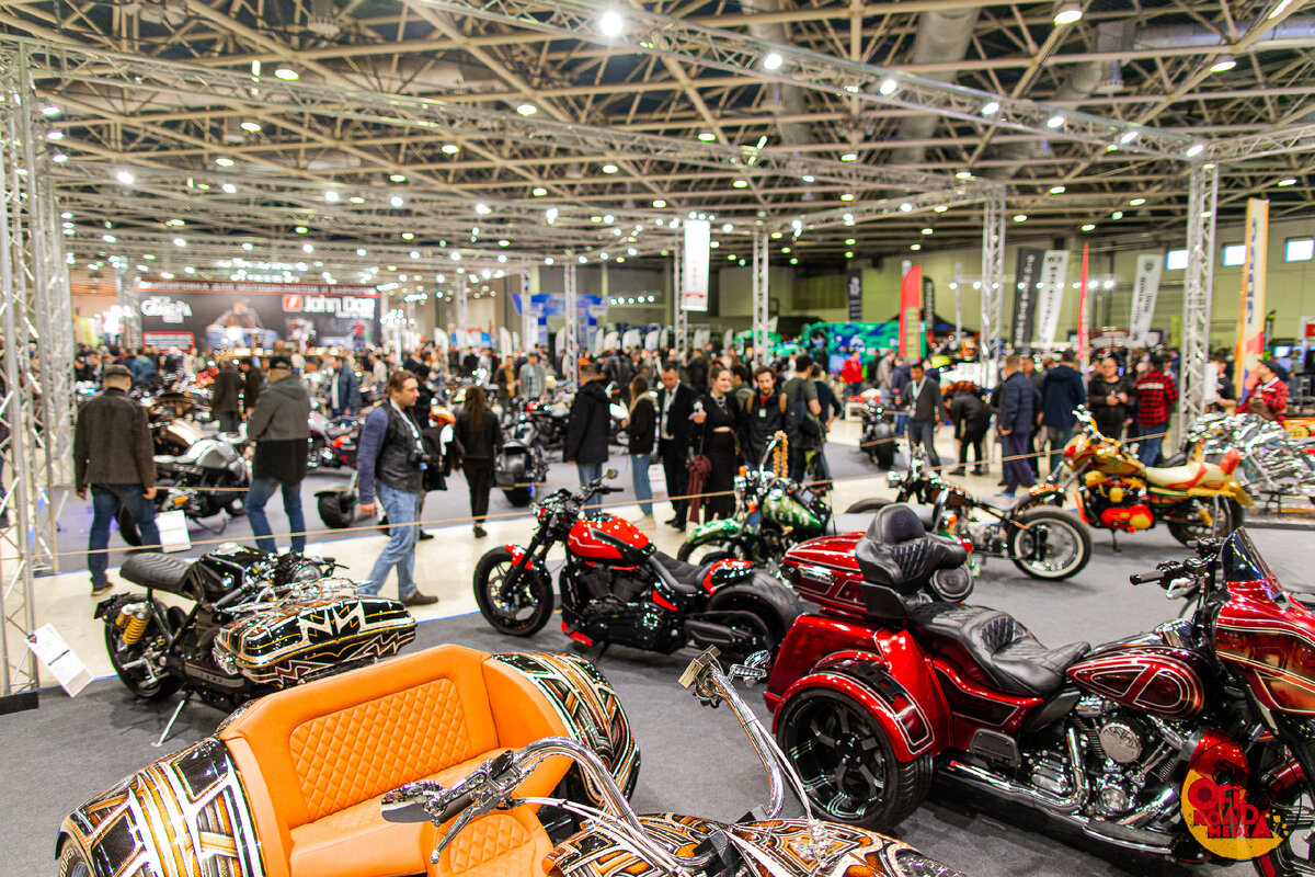  В эти выходные в «Экспоцентре» на Красной Пресне ревели моторы сотен мотоциклов — выставка «Мотовесна» открыла сезон для всех любителей техники.