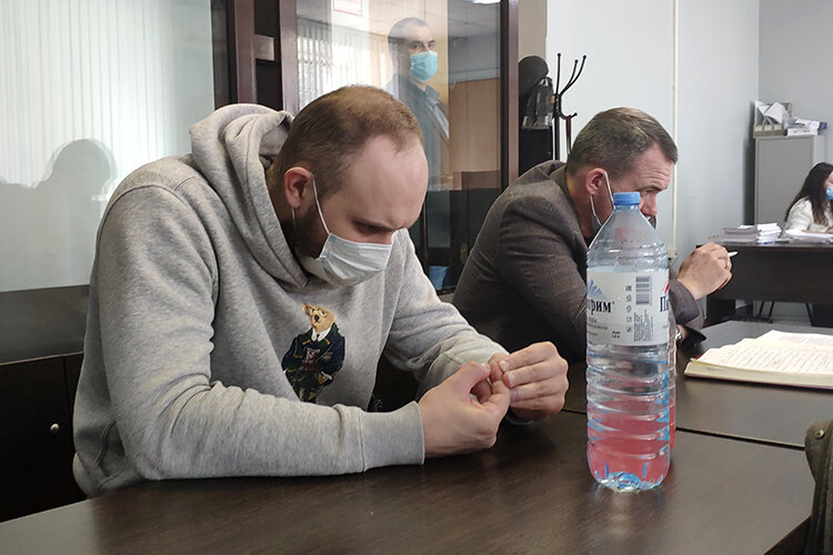 Сегодня в Вахитовский суд Казани доставили еще одного задержанного — руководителя техподдержки Finiko Антона Семыкина. Фото: Анастасия Гусева