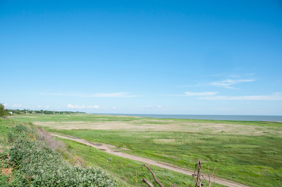 Вот там, за изгибом берега, в самом низу и жили люди.