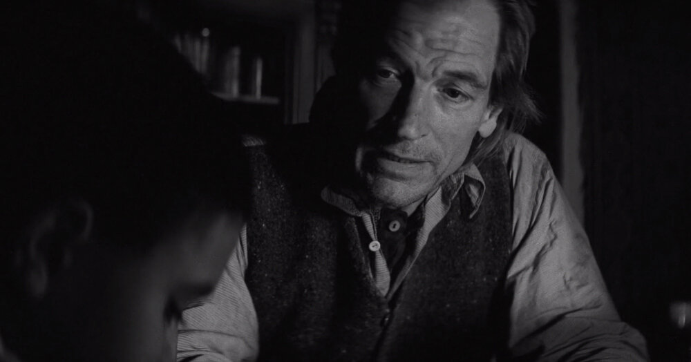 Англичанин Джулиан Сэндс в «Раскрашенной птице» играет совсем недобродушного прихожанина того священника, которого изображает Кейтель