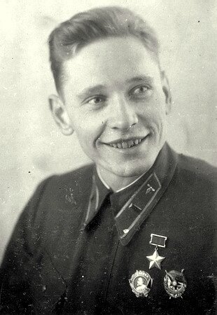 Капитан С.Ф. Долгушин после присвоения ему звания героя Советского Союза.