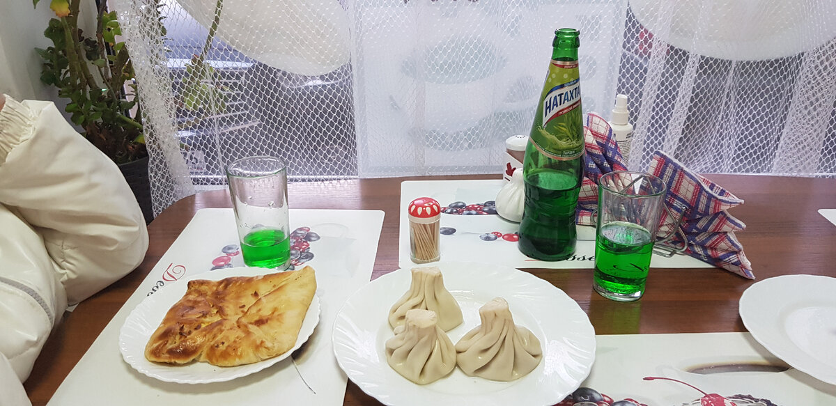 Не очень уютно... но очень вкусно!