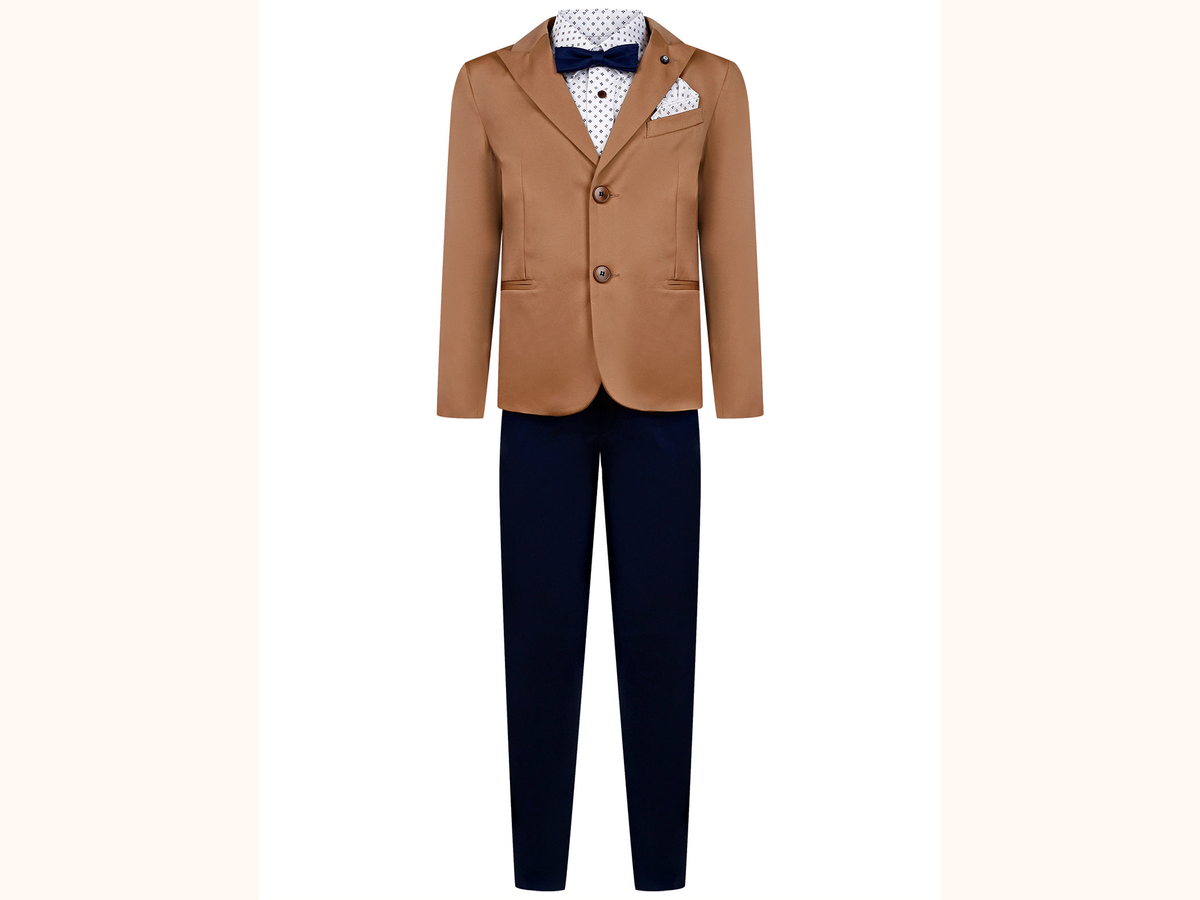 Этот итальянский костюм от бренда Colorichiari состоит из пяти элементов: пиджака, бабочки, брюк, рубашки и платка-паше