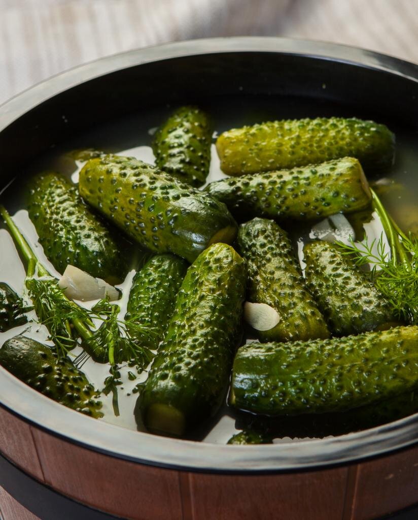 Быстрые малосольные огурцы. Самый вкусный рецепт малосольных огурцов хрустящих. Малосольные огурчики. Огурец на столе. Огурчики малосольные хрустящие.