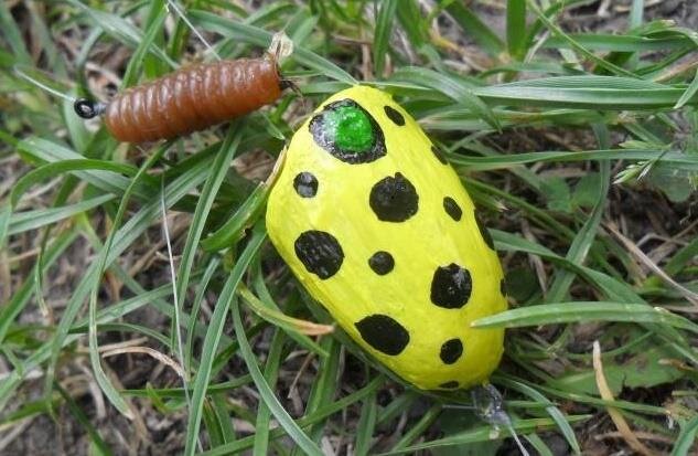 Простой принцип данной оснастки заключается в том, что монтаж предусматривает использование маленького поплавка-поппера, к которому прикрепляется небольшой поводок из тонкой монофильной или флюорокарбоновой лески. К концу этого поводка могут привязываться различные микроприманки, среди которых: небольшой твистер, микровертушка, мушка и другие небольшие приманки.