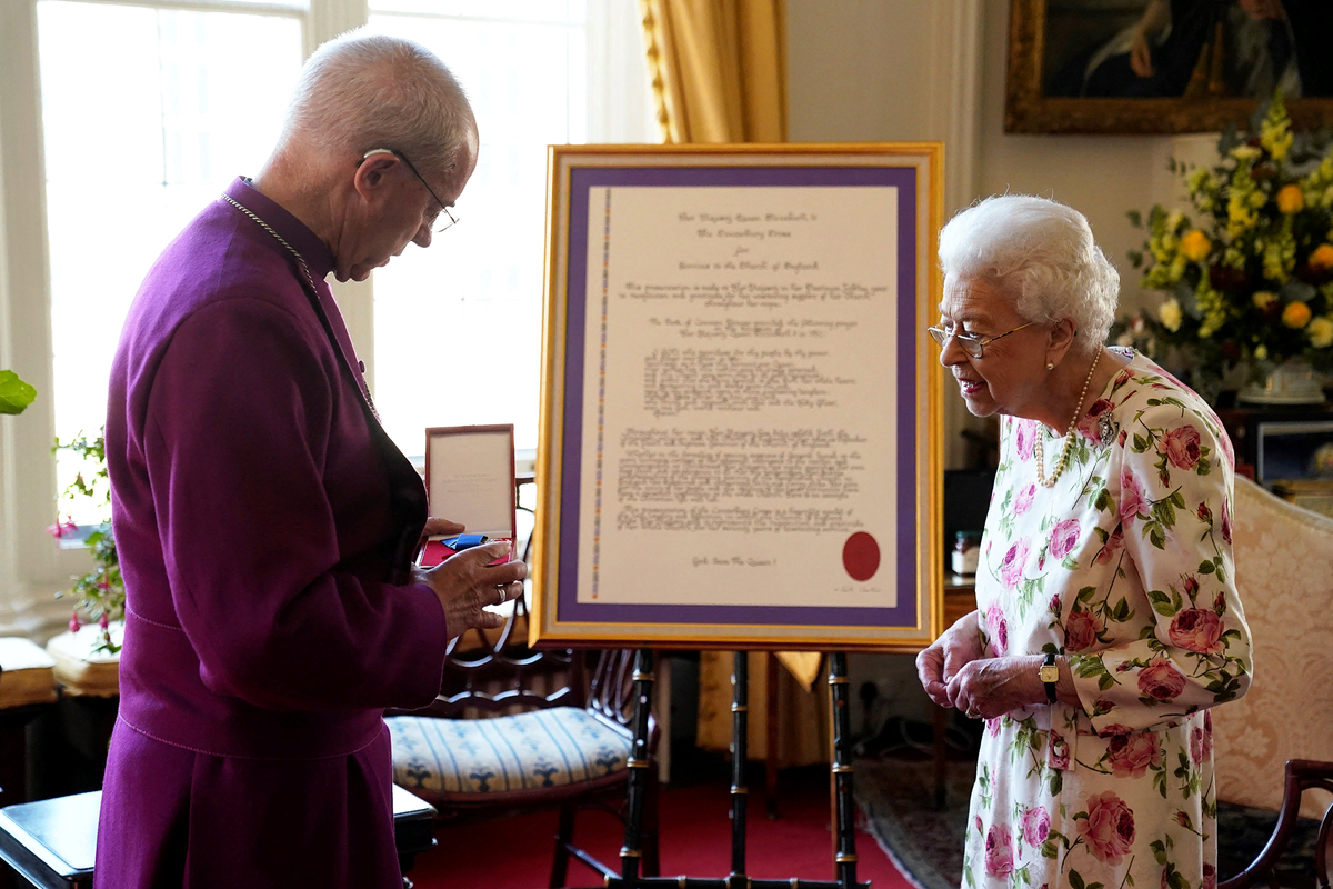 Архиепископ Кентерберийский вручил королеве специальный Кентерберийский крест за ее "неустанное" служение