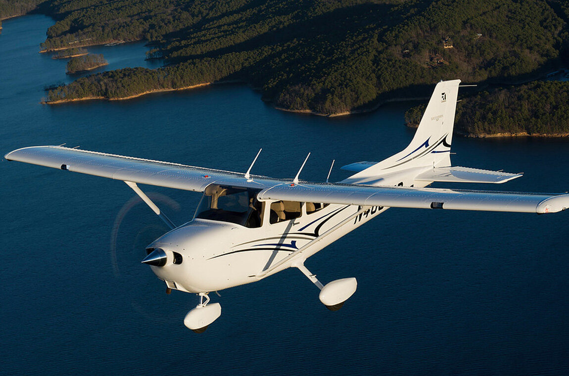 Сесна самолет. Самолет Cessna 172. Самолёт Cessna 172 Skyhawk. Легкомоторный самолет Cessna 172. Cessna 172 самолёты Cessna.