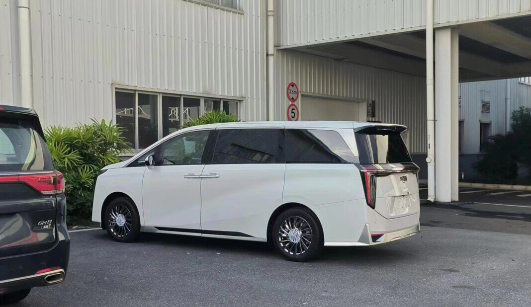 Китайские минивэны 2023. Toyota Alphard 2022. GAC gn8 2023. Toyota Alphard 2018. Тойота альпхард 2018.