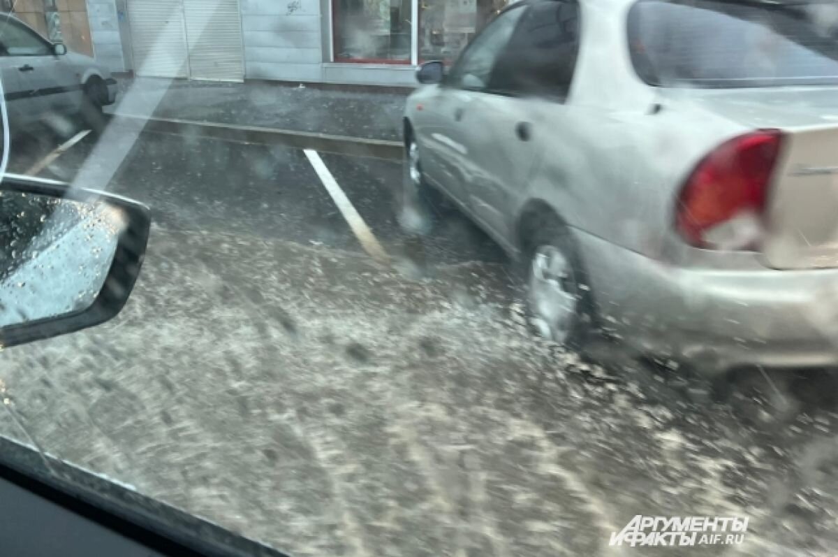    В Сочи из-за ливня потоком воды унесло десятки автомобилей