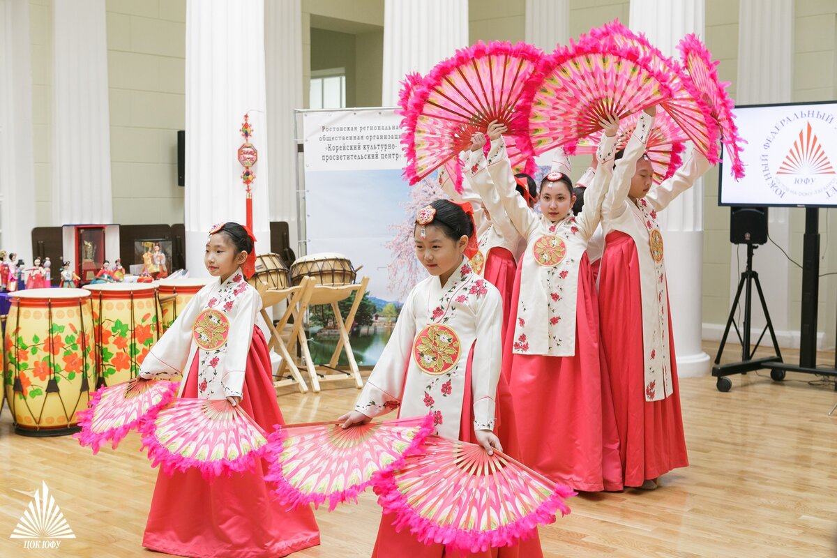 Неделя корейской культуры в Новосибирске. Культура корейцев в розовом. Выставка корейской культуры в Новосибирске.