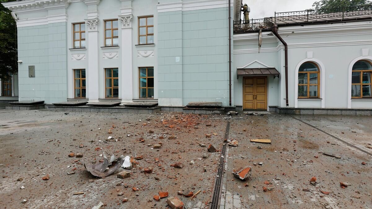    Фасад здания железнодорожного вокзала в Донецке, поврежденный в результате попадания снаряда во время обстрела ВСУ Донецка© РИА Новости / Сергей Аверин