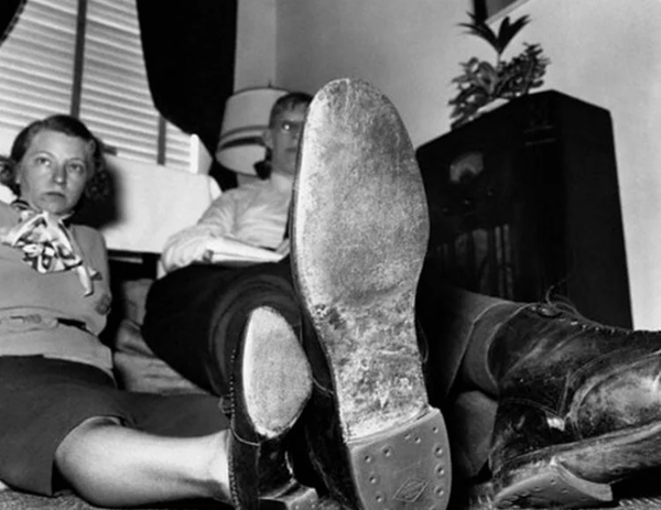 Piciorul lui Wadlow era de 50 de centimetri.  Pur și simplu nu fac astfel de pantofi.