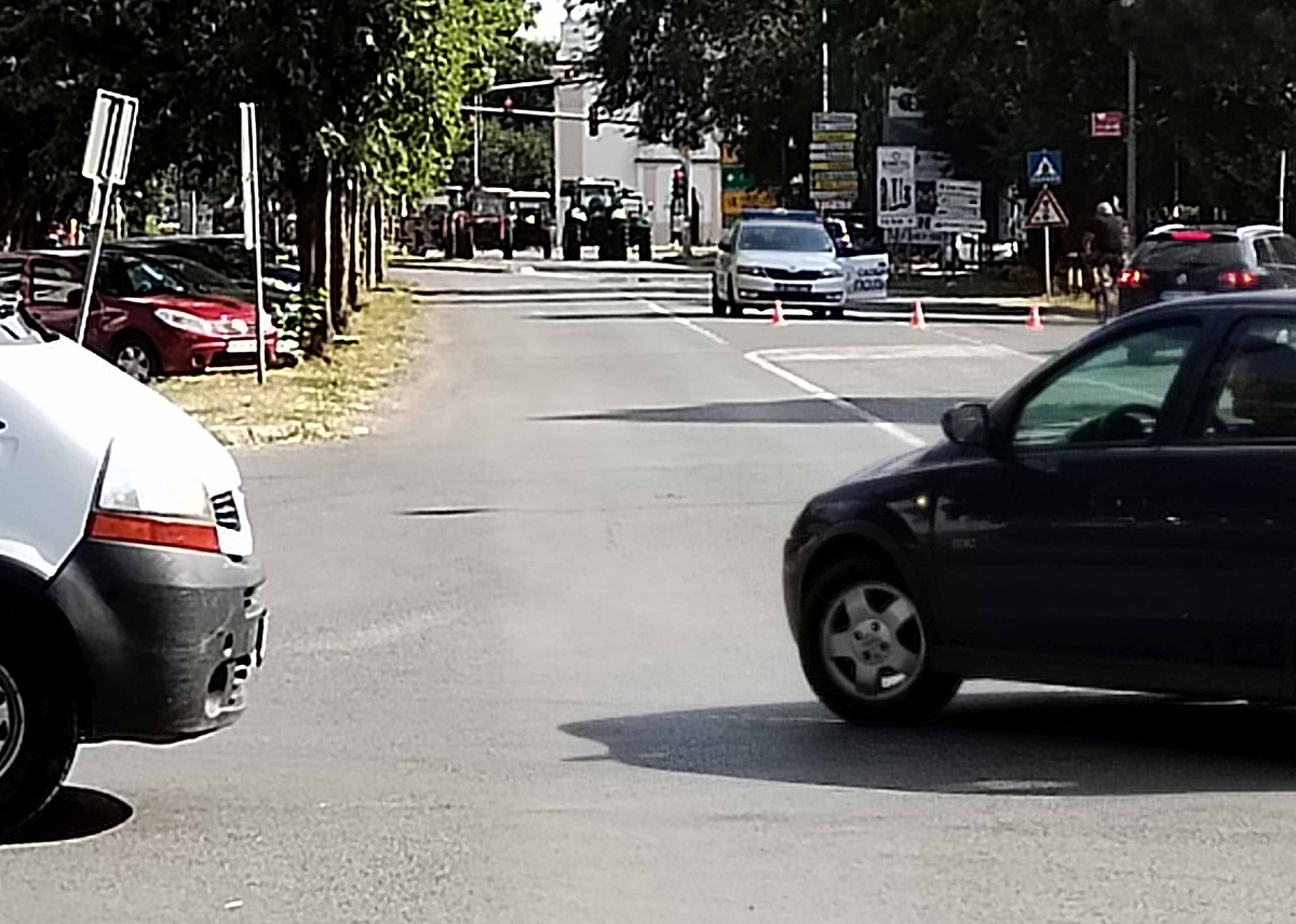 Полиция помогает водителям, направляя их на соседние улицы