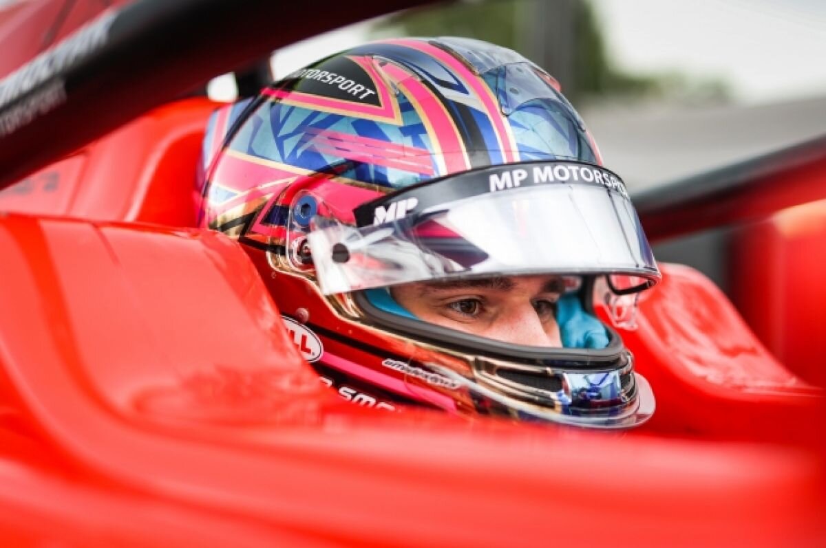    На награждении «Формулы-3» над гонщиком из РФ вывесили флаг Андорры