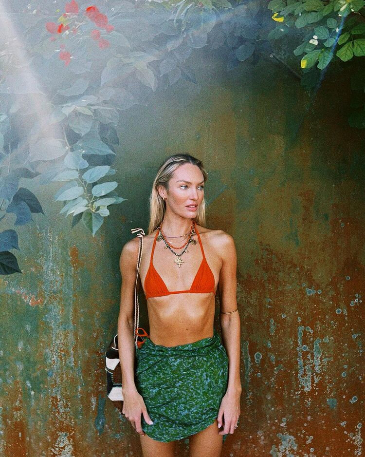     Кэндис Свейнпол выбрала максимально простой бьюти-образ для похода в магазин за сладостями. Фото: @candiceswanepoel