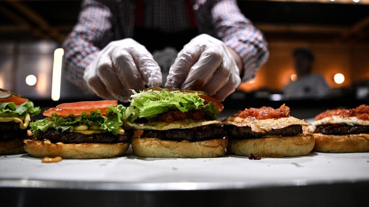    Приготовление бургеров в бургерной© РИА Новости / Алексей Филиппов