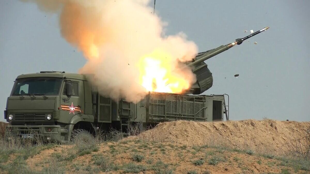    Самоходный зенитный ракетно-пушечный комплекс (ЗРПК) наземного базирования "Панцирь-С1"© РИА Новости / Пресс-служба Западного военного округа Минобороны РФ