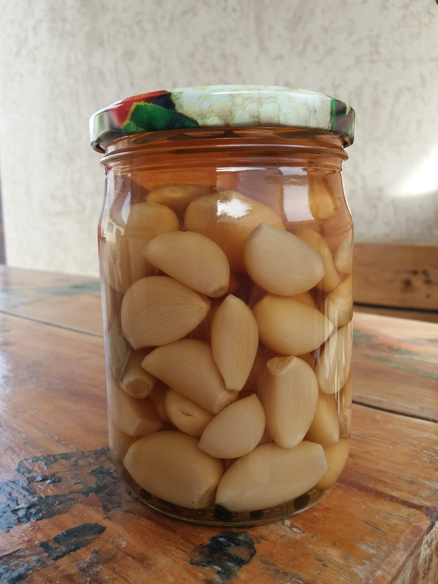Маринованный чеснок.