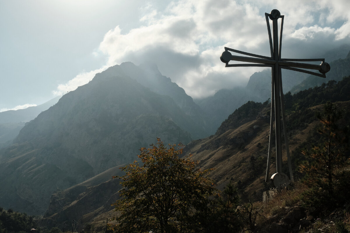 Тропа чудес расположена в месте где стоит большой крест