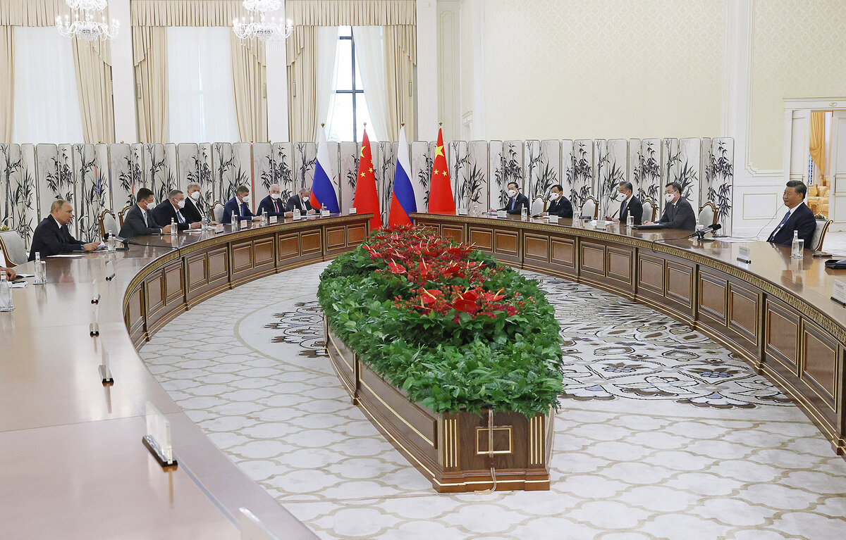    Президент РФ Владимир Путин (слева) и председатель КНР Си Цзиньпин (справа)  Александр Демьянчук/ТАСС