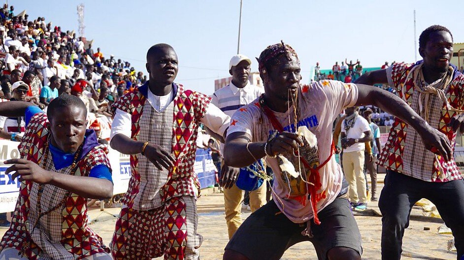 В Сенегале современные борцы проводят древние ритуалы на крупнейших спортивных площадках страны. Источник этого и последующих фото: https://www.bbc.co.uk/programmes/articles/5T7rrJjRbNbCCb2N2rXMyv1/behind-the-extraordinary-rituals