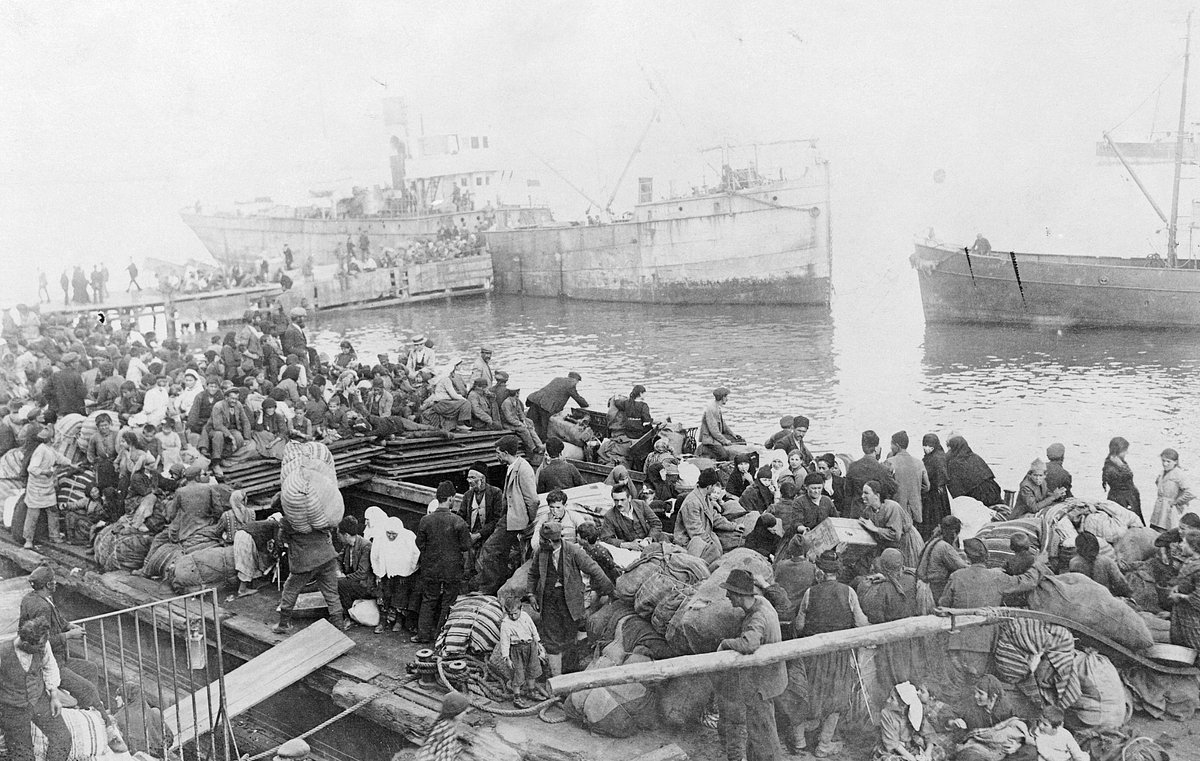 К вечеру 9 сентября, когда последние корабли союзников отплыли от берегов, турки под музыку военных оркестров и на виду у стоявших в гавани боевых кораблей Антанты устроили в городе этнические чистки.