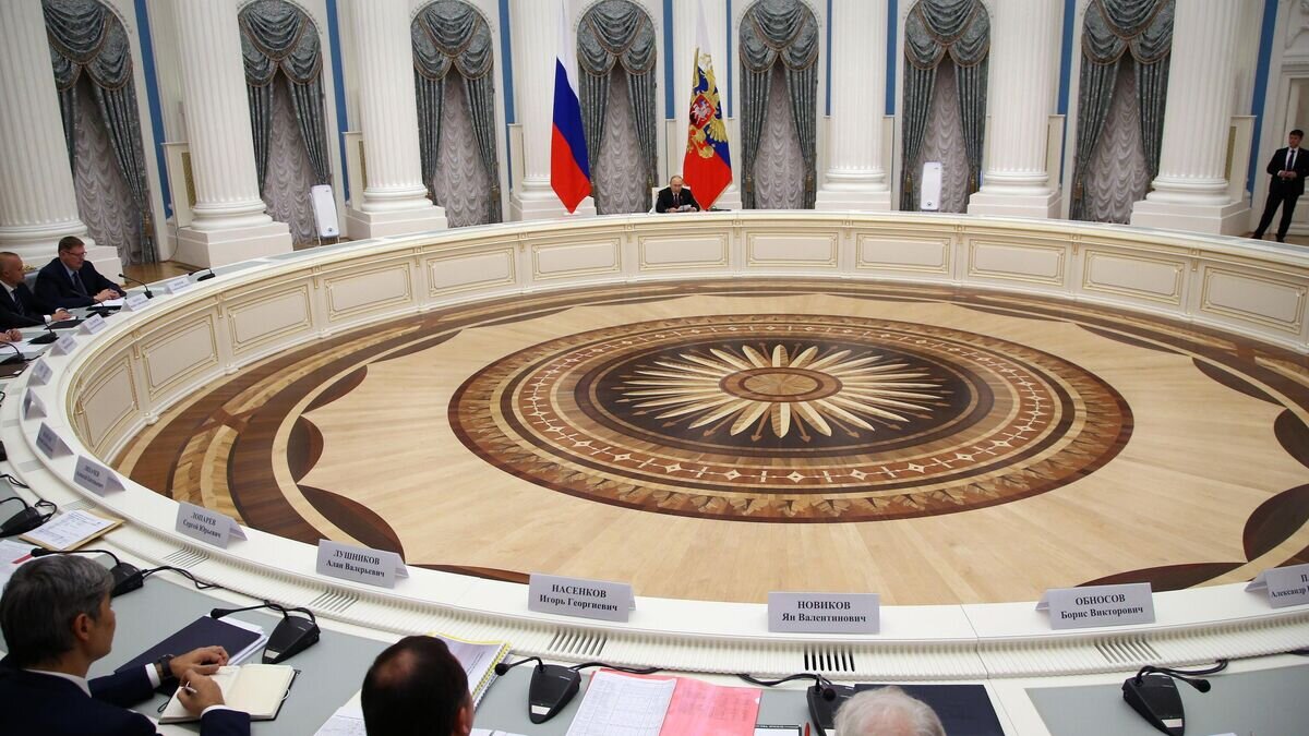    Президент РФ Владимир Путин проводит совещание с руководителями предприятий ОПК России© РИА Новости / POOL