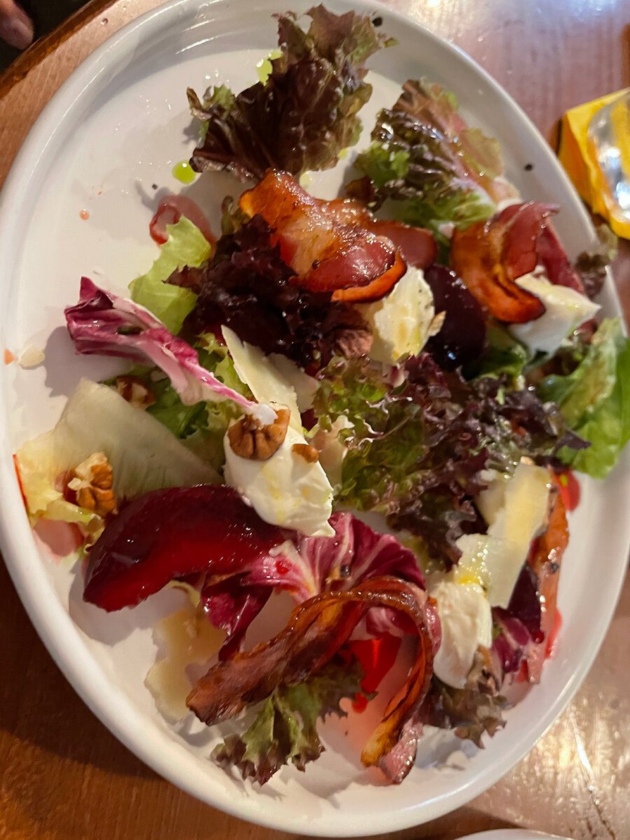 Салат с беконом и томленой сливой в «Темпе». Это что-то! 
