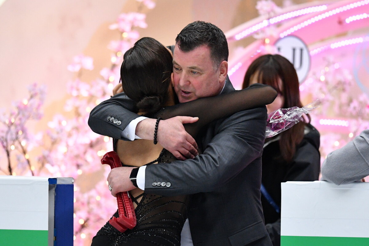 Евгения Медведева на чемпионате мира 2019 в Сайтаме с тренером Брайаном Орсером после произвольной программы. Фото: GLOBAL LOOK PRESS
