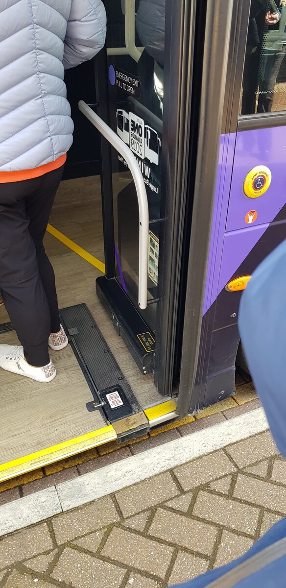 Выжвигающийся пол, работающий по кнопке вызова для людей с ограниченными возможностями. Очень удобно. Вообще Англия - идеальная страна для людей с ограниченными возможностями. Я обязательно об этом напишу отдельную статью. Фото из личного архива 