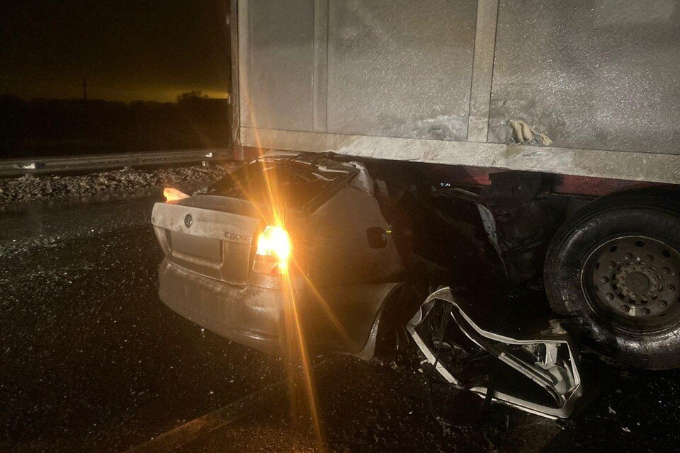     Водителя фуры, в которую врезалась легковушка и погибли люди, арестовали на два месяца.