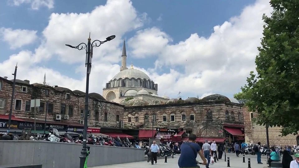 Вид на мечеть с Эминеню