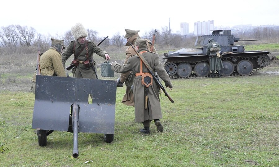   Легкий немецкий танк и артиллерийский расчет румын — враг приближается к Ростову.