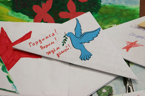 Новогодние открытки для военнослужащих в зоне СВО подготовила молодёжь всего Приморья