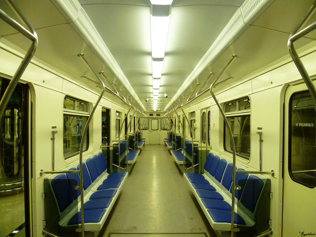 Вагон метро 2021 екатеринбург. 81 717 5м екатеринбург салон. 81-717. Метро екатеринбург 81 717. Метро 81-717.