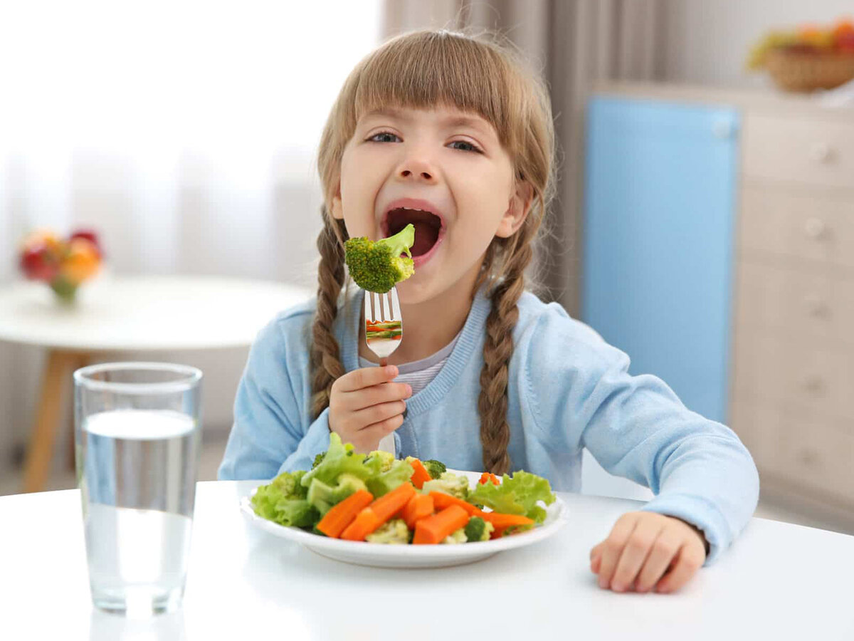 Ребенок ест правильную еду