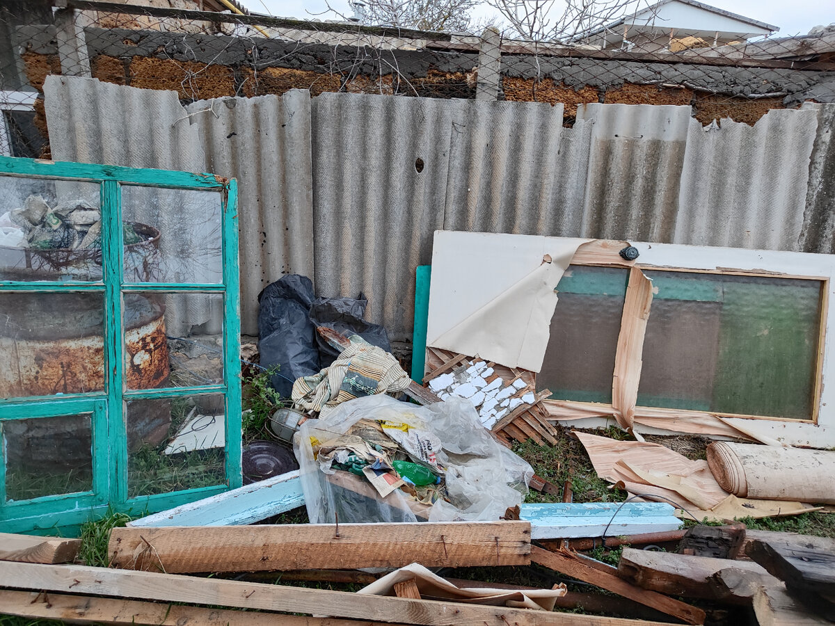 Окна и двери никто не хочет забирать. Я уже и для сарая предлагала людям или летней кухни. На меня посмотрели как умолишенную и ответили, что сейчас пластик продаётся))) 