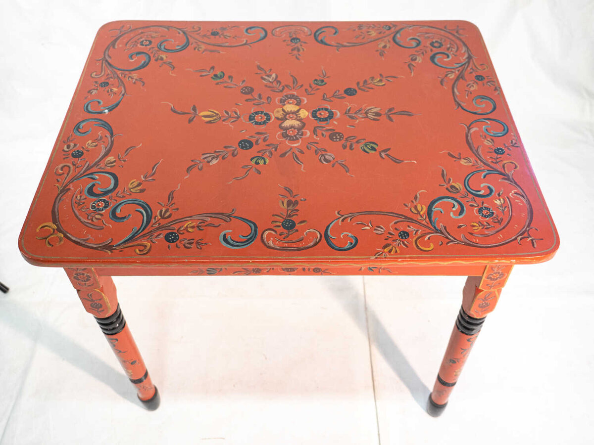 Расписной столик начала XX в.