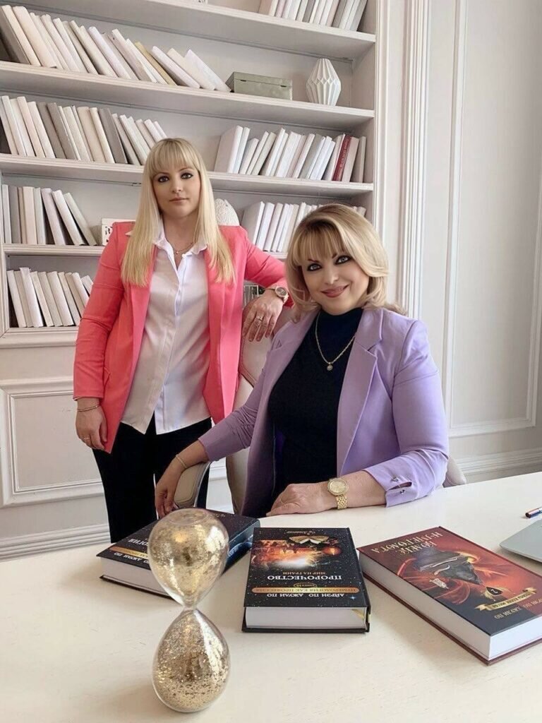 Основатели МАН «Альвасар», футурологи и нумерологи Айрэн и Джули По  📷
