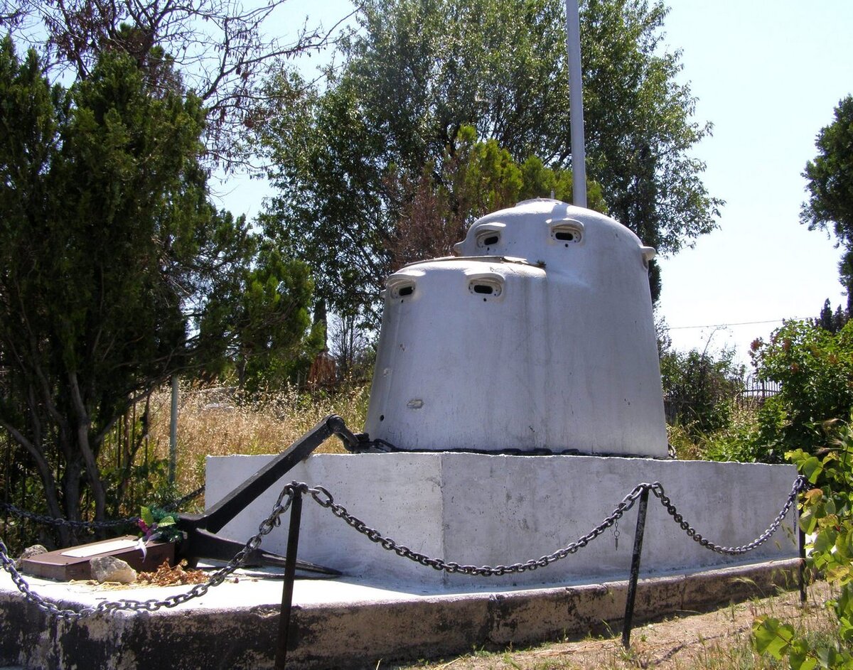 Памятник морякам подводной лодки "Камбала" на братской могиле